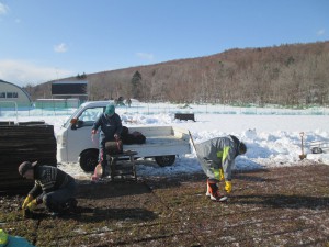 IH27年12月4日雪の中から出荷③